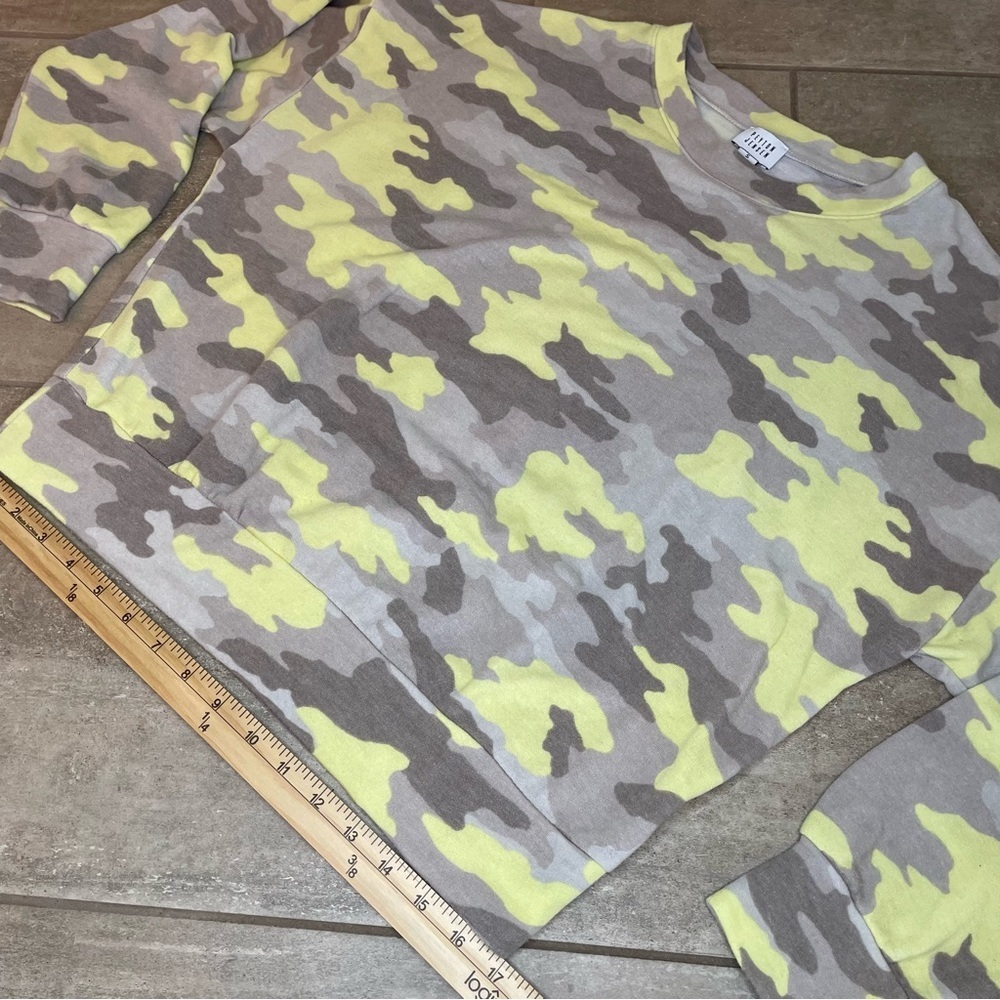 Evereve Peyton Jensen Neon Camo Soft Sweatshirt Women’s Size Small - Picture 9 of 12
